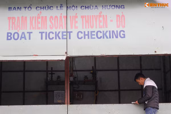 Nhân viên tại trạm kiểm soát thuyền, đò trên suối Yến đều sẽ làm việc chặt chẽ, kiểm soát kỹ càng các lượt thuyền, đò.