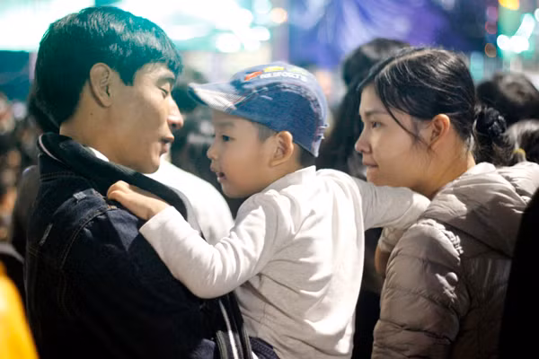 Nhiều em nhỏ hào hứng được bố mẹ đưa đi xem âm nhạc đêm giao thừa chào đón năm mới 2017.