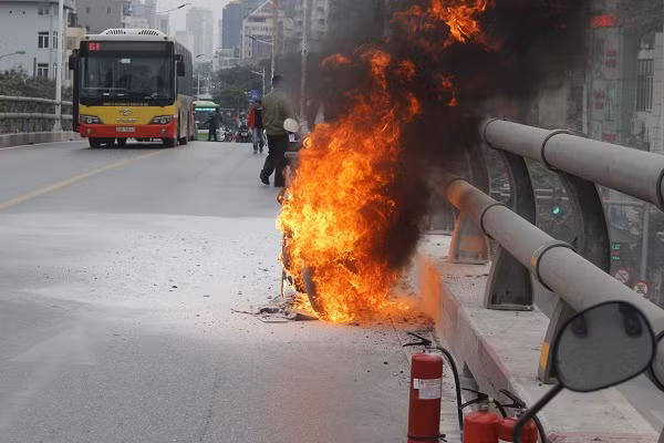 Vụ xe máy bốc cháy ngùn ngụt trên cầu vượt ở Hà Nội xảy ra lúc 8h ngày 6/1, trên cầu vượt Lê Văn Lương – Láng Hạ (Hà Nội).