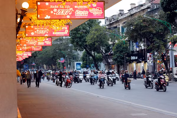 Đường Hàng Bài lung linh với muôn ánh đèn màu trang trí kết hợp cùng những câu chúc tài lộc năm mới xung quanh Tràng Tiền Plaza.