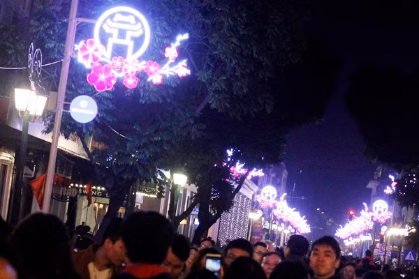 Khuê Văn Các - biểu tượng của Hà Nội - được trang trí lung linh trên phố Tràng Tiền.