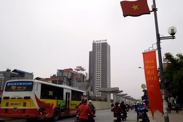 Đường phố Hà Nội những ngày cận Tết còn trở nên đặc sắc hơn với những băng rôn khẩu hiệu "chào năm mới 2017".