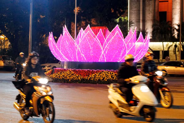 Đài sen được trang trí bắt mắt trước trụ sở Ngân hàng Nhà nước Việt Nam.