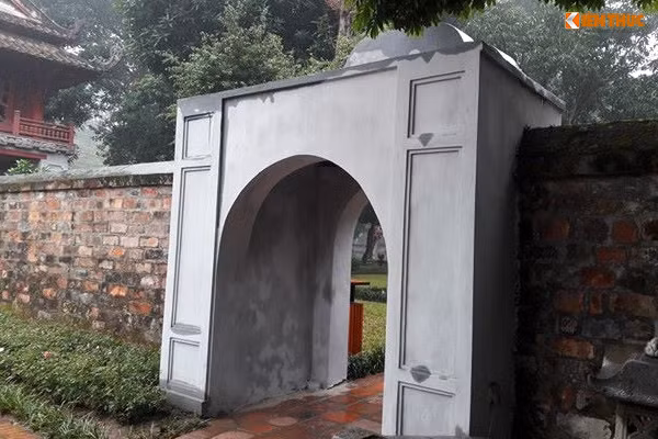Ông Lê Xuân Kiêu - Giám đốc Trung tâm hoạt động văn hóa khoa học Văn Miếu - Quốc Tử Giám - cho biết: "Khu di tích Văn Miếu được quét vôi chứ không phải sơn, nhằm bảo vệ, bảo tồn những hạng mục đã xuống cấp và làm cho mỹ quan được sạch hơn, đẹp hơn nhưng vẫn giữ được nét cổ kính".