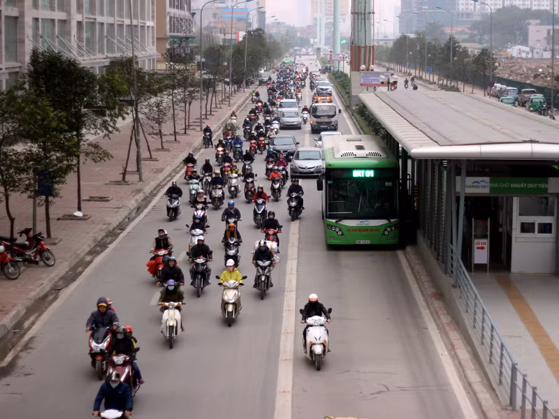 Tuy nhiên, tại một số đoạn đường không có hàng rào phân làn và chỉ có vạch phân cách thì nhiều ô tô xe máy vẫn cố tình lấn làn buýt nhanh.