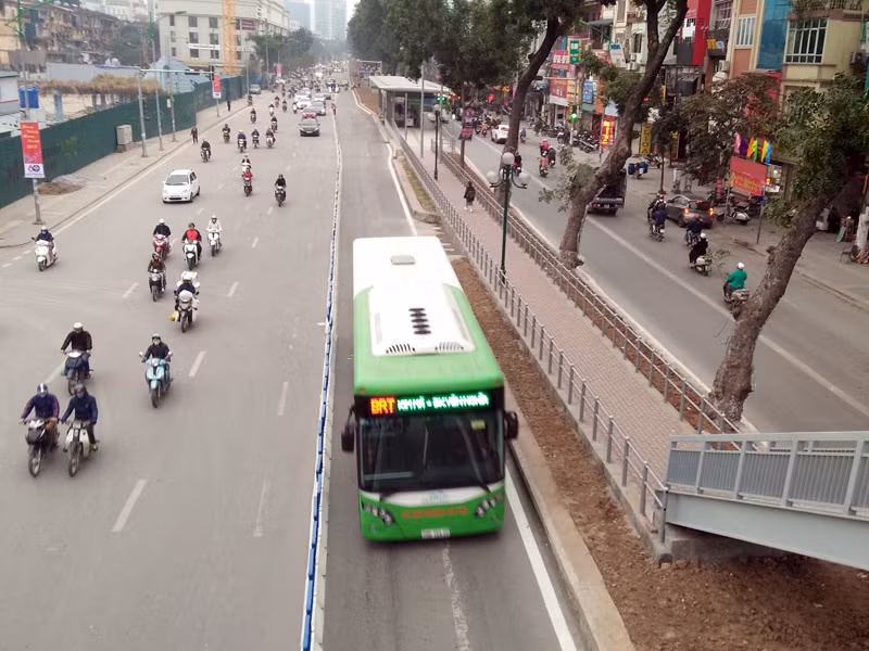 Hà Nội lắp đặt hàng rào nhẹ nhằm mục đích ưu tiên cho xe buýt BRT chạy trên đường không bị lấn làn, tăng khả năng qua nút giao nhanh hơn, giảm thời gian vận hành trên tuyến.