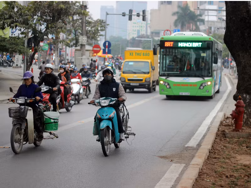 Nhiều trường hợp người đi xe máy vẫn tạt đầu xe buýt nhanh.
