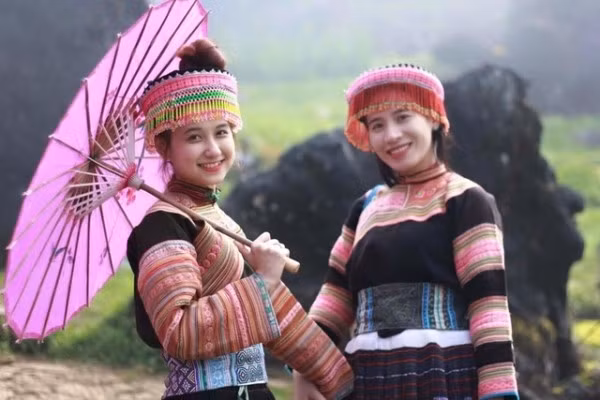 Hai cô gái xinh xắn diện bộ trang phục H'Mông cùng nhau tạo dáng điệu đà.