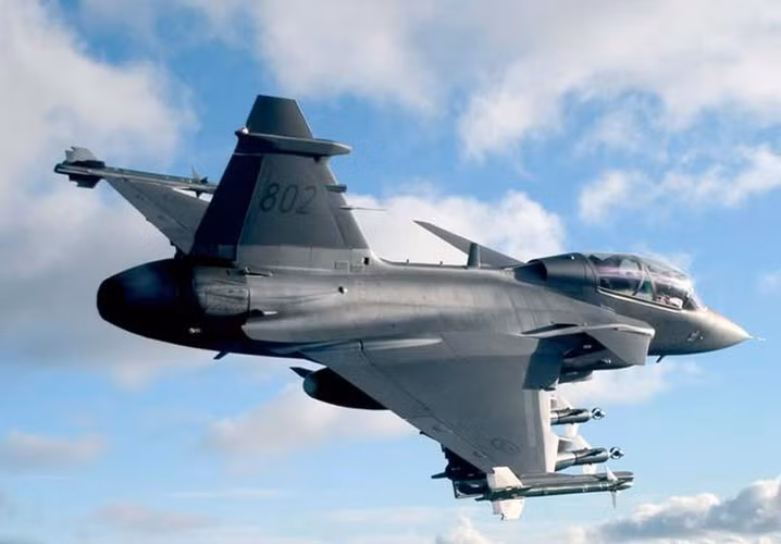 Trước đó các chuyên gia Nga cho rằng trong trường hợp không chiến thực sự, tiêm kích JAS-39 Gripen của Thụy Điển sẽ thua trận khi đối đầu với Su-35 của mình khi nó tiến gần tới cự ly 120 km.
