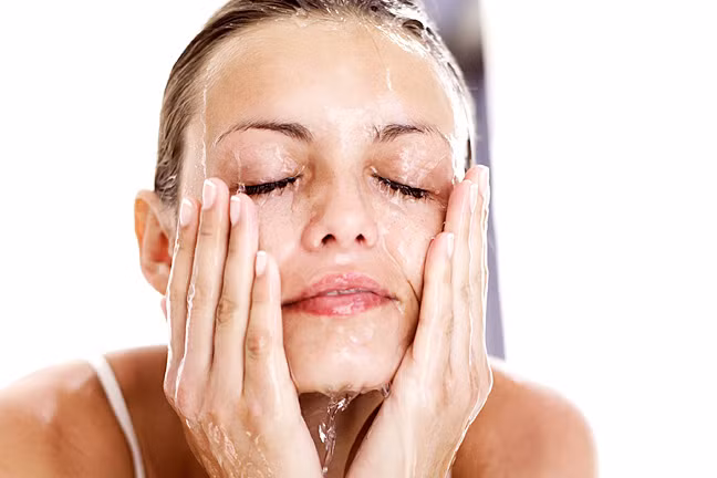 Làm sạch kỹ hơn sau khi ra đường, đặc biệt những vùng da để trần (ví dụ tóc, mặt, cổ, bàn tay bàn chân...) chị em cần chú ý vào vấn đề làm sạch, nhất là các giải pháp sạch sâu trong nang lông.