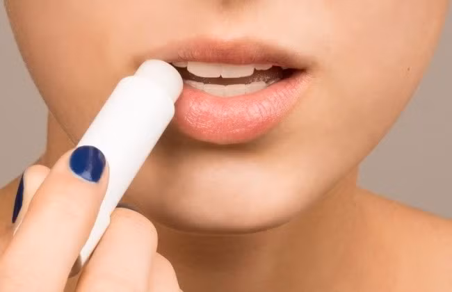 Dưỡng môi dày vào ban đêm: Da môi mỏng và nhanh lão hóa. Da môi có một đặc điểm là không có nang lông và không bài tiết theo cách thông thường của da. Chị em hoàn toàn có thể thoa dưỡng môi dày vào ban đêm. Còn ban ngày thì chúng ta không cần thiết phải dùng gì. Nếu dùng son màu, hãy bặm môi vào giấy ăn để giảm lượng dầu, đỡ bám bụi.