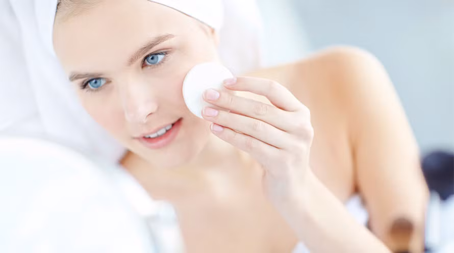 Không để da bám bụi: Nếu chị em đang thoa các lớp kem dưỡng, lotion serum... mà khiến da bị dính dính khi ra đường thì hãy dừng lại. Chống nắng gây nhờn dính cũng cần phải dừng ngay.