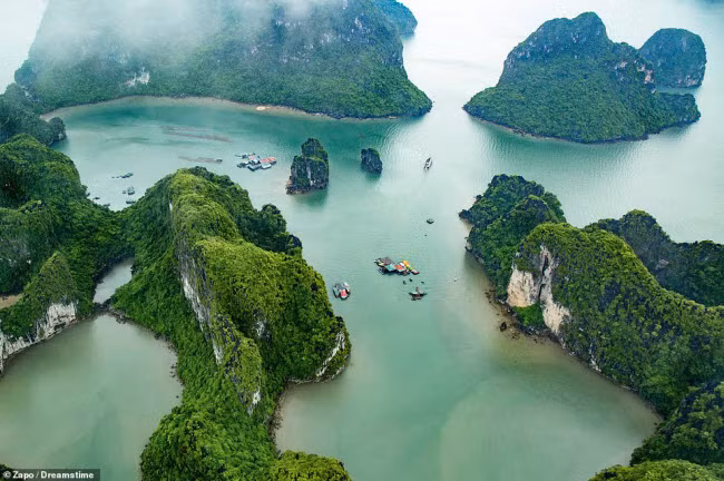  Vịnh Hạ Long, Việt Nam: Theo truyền thuyết, Vịnh Hạ Long được tạo ra bởi một gia đình rồng được gửi tới để bảo vệ Việt Nam khỏi những kẻ xâm lược. Những con rồng đã nhả ra châu báu để tạo thành những núi đá và các hòn đảo, nhằm chặn các tàu chiến của kẻ thù.