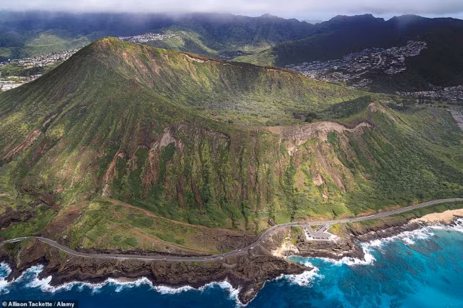 Đỉnh Kim Cương, Hawaii: Miệng núi lửa này được hình thành bởi quá trình phun trào của núi lửa Ko'olau cách đây 400.000 đến 500.000 năm. Ko'olau là một trong số 17 núi lửa tạo thành quần đảo Hawaii.