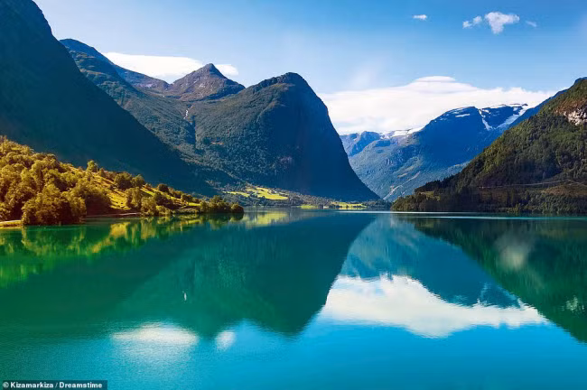 Geiranger, Na Uy: Vịnh Geiranger có phong cảnh rất kỳ vĩ, với các thung lũng hình chữ U được tạo nên bởi sông băng và sóng biển.