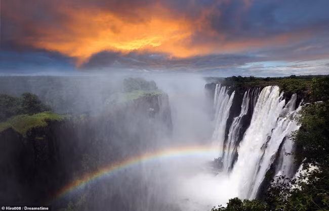 Thác Victoria, châu Phi: Thác nước trên sông Zambezi thuộc đồng sở hữu của Zambia và Zimbabwe. Nhà thám hiểm người Scotland David Livingstone có lẽ là người châu Âu đầu tiên chiêm ngưỡng hệ thống thác hùng vĩ này.