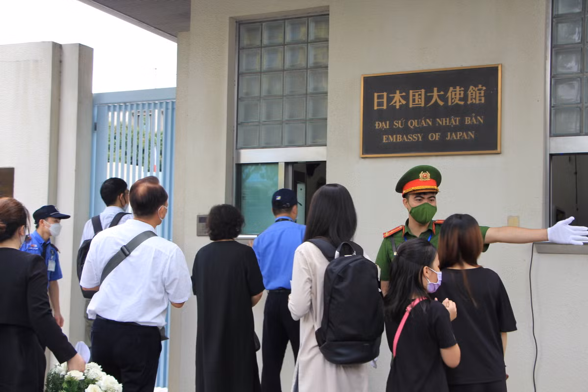 Hàng người đợi viết sổ tang ông Shinzo Abe tại Đại sứ quán Nhật Bản Hang nguoi doi viet so tang ong Shinzo Abe tai Dai su quan Nhat Ban