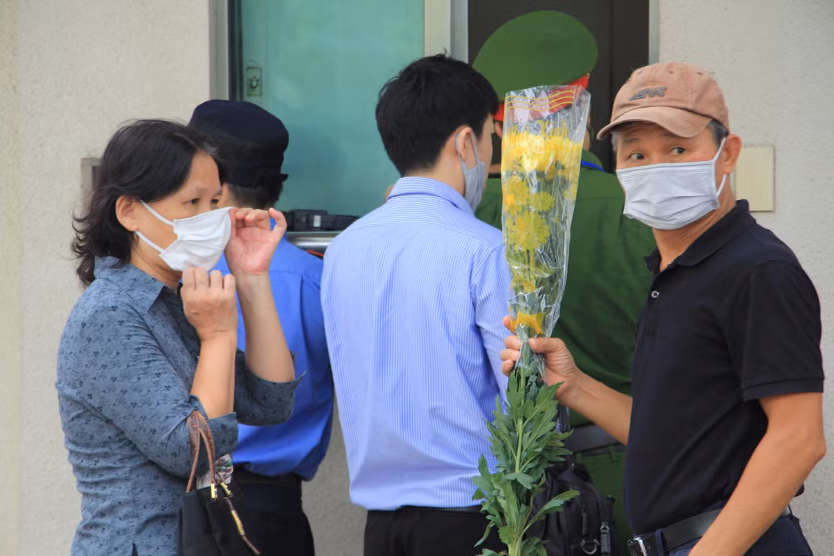 Tình cảm của người dân Việt Nam dành cho ông Abe rất lớn khi nhiều người ở các tỉnh xa cũng đã tìm đến Đại sứ quán Nhật Bản tại Hà Nội để được đặt bông hoa tưởng niệm và viết về những điều tiếc nuối dành cho ông Abe.