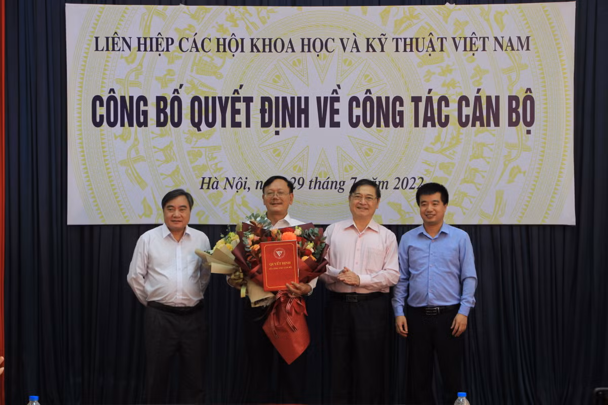 Truong ban Khoa hoc cong nghe va Moi truong VUSTA nhan quyet dinh nghi huu
