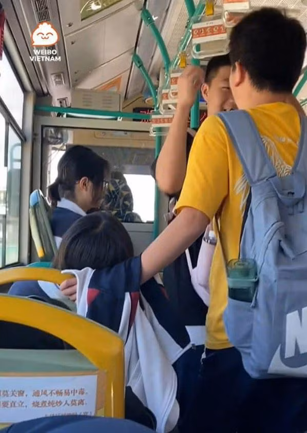 Thay ban nu ngu gat tren xe buyt, nam sinh co hanh dong cuc ga lang