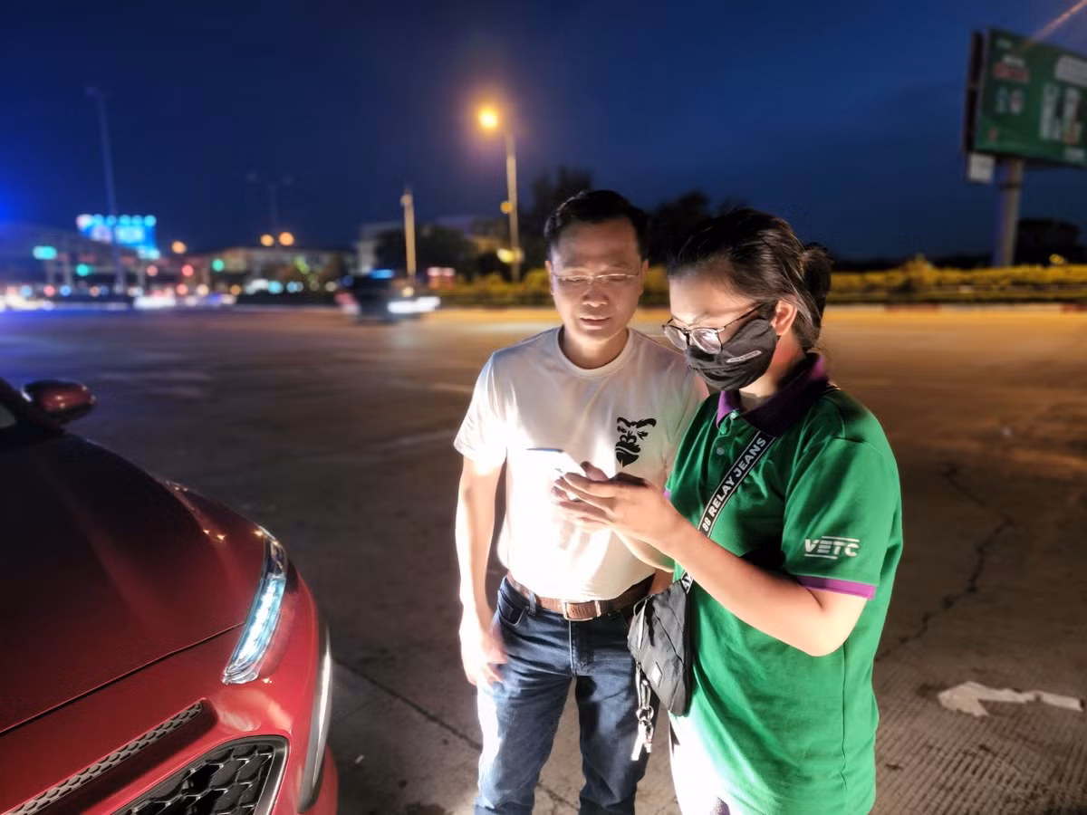 Riêng với đơn vị cung cấp thẻ Etag, Phó tổng giám đốc VETC cho biết, từ ngày 19 đến 28/7, đơn vị đã dán thẻ cho hơn 125.000 xe, tăng gấp 6 lần trung bình 6 tháng đầu năm, nâng tổng số thẻ Etag đã dán lên 1,9 triệu.