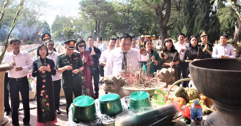 Lãnh đạo TP Hà Nội dâng hương Anh hùng liệt sĩ tại Quảng Trị - Hình 10 Lanh dao TP Ha Noi dang huong Anh hung liet si tai Quang Tri-Hinh-10