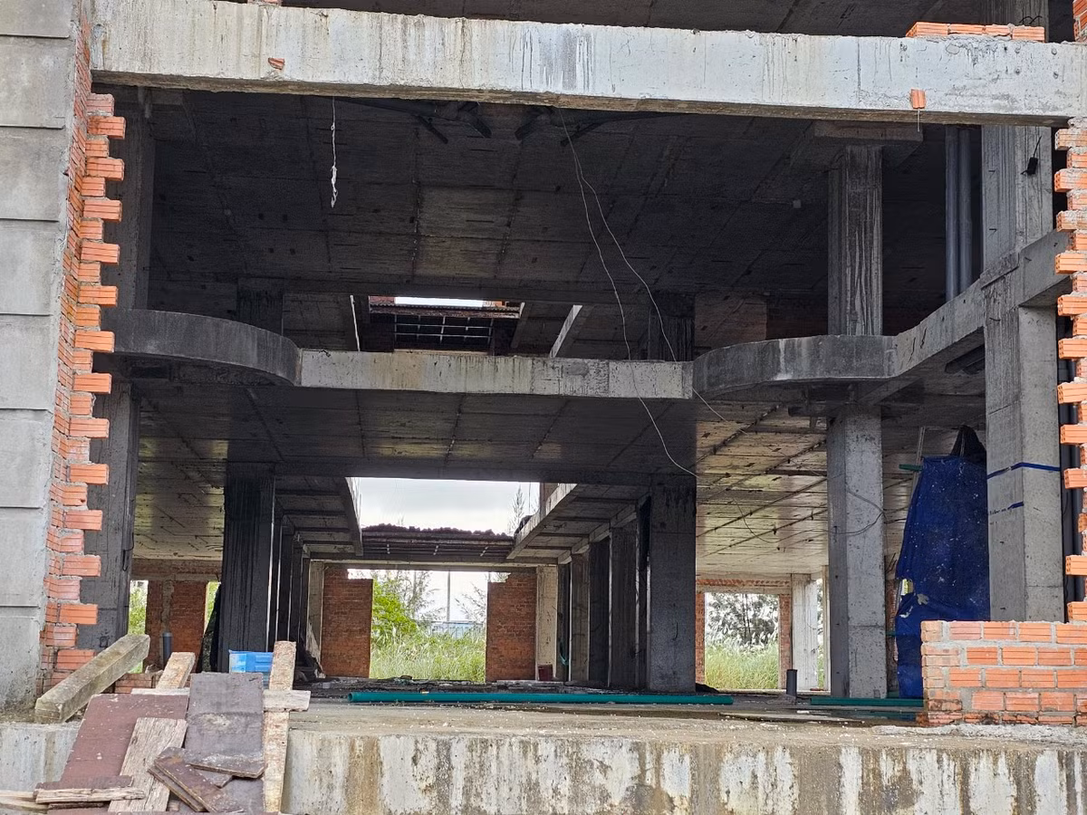 Người dân sống gần khu vực này cho biết, lâu nay chủ đầu tư công trình cũng không thấy lui tới.