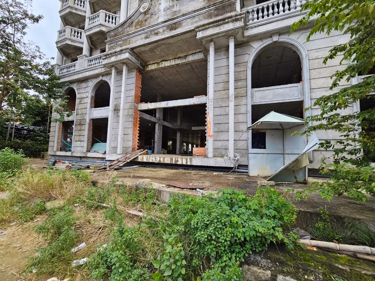 Thế nhưng khi chưa hoàn thiện phần thô, công trình đã tạm dừng thi công trong một thời gian dài và bỏ hoang cho đến nay.
