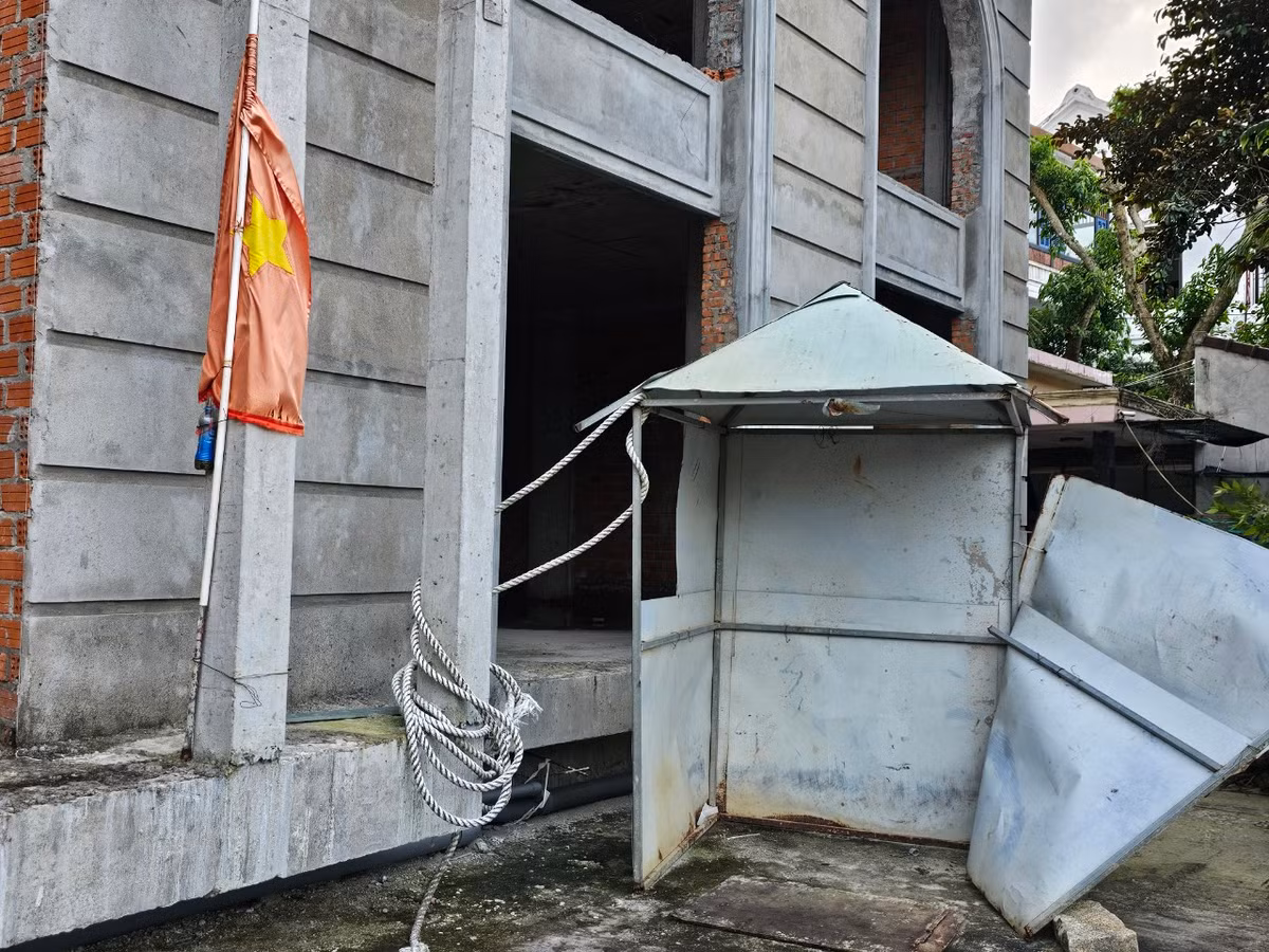Hiện nơi này cũng không có người trông coi, đến chốt bảo vệ qua nhiều mùa mưa bão giỡ đã tơi tả.