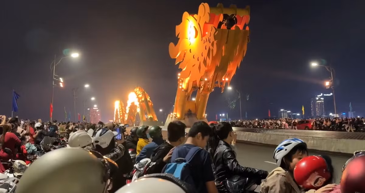 Người đến xem cầu Rồng phun lửa, phun mưa dịp này phần lớn là người dân thành phố và các tỉnh lân cận như Quảng Nam, Thừa Thiên - Huế...