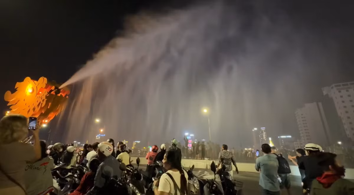 Bờ sông Hàn nêm chặt người dân và du khách xem Rồng phun lửa chào đón năm mới 2024.