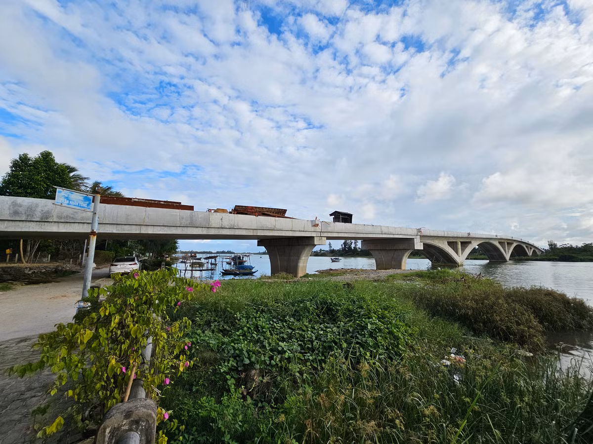 Quang Nam: Cau tram ty khong the thong xe vi... thieu duong dan
