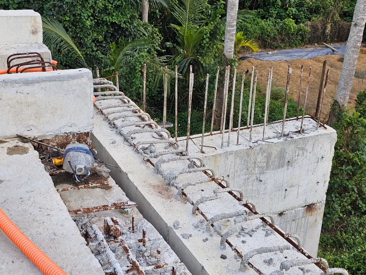 Không có đường dẫn, người dân phường Cẩm Châu và Cẩm Nam, TP Hội An chưa biết khi nào cây cầu được thông xe, đưa vào sử dụng để thoát cảnh nắng bụi, mưa bùn.