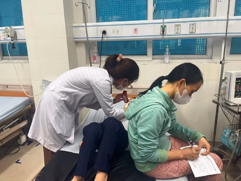 Tối 8/12, Công an tỉnh Quảng Ngãi cho biết, liên quan đến vụ việc nhiều học sinh Trường Tiểu học và THCS Trần Văn Trà (xã Tịnh Long, TP. Quảng Ngãi) nghi bị ngộ độc thực phẩm, lực lượng chức năng đã mời người phụ nữ phát thạch trái cây cho học sinh đến để làm rõ. Qua xác minh, người phụ nữ tên N.T.L.T. (29 tuổi, trú xã Tịnh Long, TP Quảng Ngãi) là nhân viên tiếp thị sản phẩm.