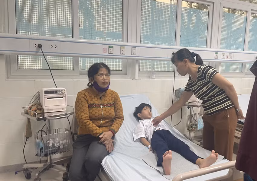 Chị T. cho biết, trưa 8/12, nhận được yêu cầu từ quản lý nhãn hàng nên đã đến Công ty TNHH MTV Tuyết Ka tại địa chỉ 88 Bà Triệu (TP. Quảng Ngãi) để nhận sản phẩm. Sau khi nhận 19 lốc sữa nhãn hiệu N. và 1 túi thạch trái cây cùng nhãn hiệu (sản phẩm được tặng kèm), chị T. đã đến Trường tiểu học và THCS Trần Văn Trà để bán sữa và phát các gói thạch trái cây cho học sinh. Sau khi bán được 11 lốc sữa và tặng các gói thạch, nhiều học sinh ăn thì mắc các triệu chứng trên, phải nhập viện cấp cứu.