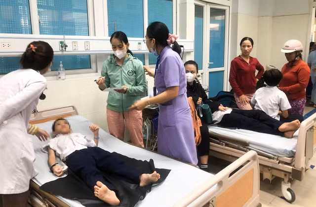 Các học sinh nhập viện trong tình trạng đau bụng, buồn nôn, mệt mỏi. Tất cả các em có các triệu chứng này sau khi ăn một loại thực phẩm giống thạch, do một người phụ nữ chưa rõ danh tính cho. Ngoài ra, còn có một số học sinh được đưa đến Trạm Y tế xã Tịnh Long để theo dõi.