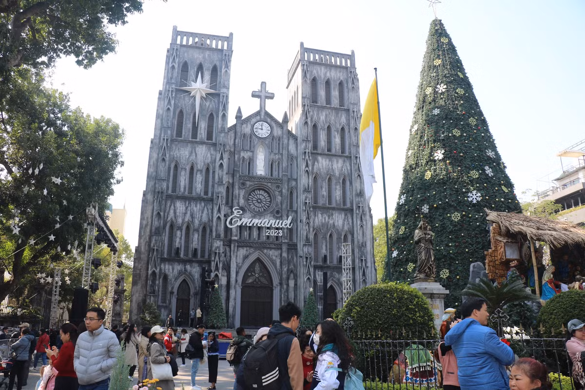 Nhà thờ Lớn Hà Nội với cây thông cao lớn được trang hoàng lộng lẫy thu hút rất nhiều bạn trẻ và du khách gần xa đến vui chơi, check-in những ngày này. Ảnh: Thảo Nguyên