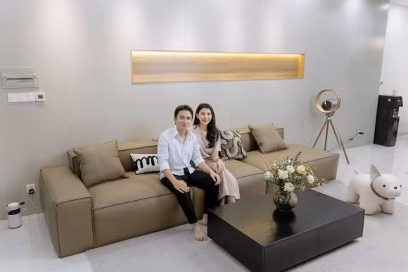 Không gian sống xịn xò của Phan Mạnh Quỳnh và bà xã. Trước đó, Khánh Vy cũng có những chia sẻ về quá trình đi lên từ 2 bàn tay trắng của cô và ông xã mình: "Bên nhau lúc tay trắng, 2 đứa đều là lao động chính trong gia đình, để đến bây giờ là cả một chặng đường dài, tuy không giàu về tiền bạc nhưng luôn có tình yêu thương, từng bước đi cùng nhau, hiện tại có đứa con gái đáng yêu, một gia đình em hết sức gìn giữ. Mong ngôi nhà này sẽ là nơi tạo ra nhiều kỉ niệm đẹp cho gia đình nhỏ chúng ta. Love".