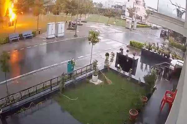 Khoanh khac set danh khien 4 nguoi tru mua duoi goc cay nga guc