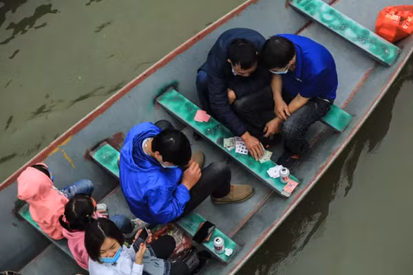 Ban quan ly chua Huong noi gi truoc tinh trang du khach danh bai tren thuyen?