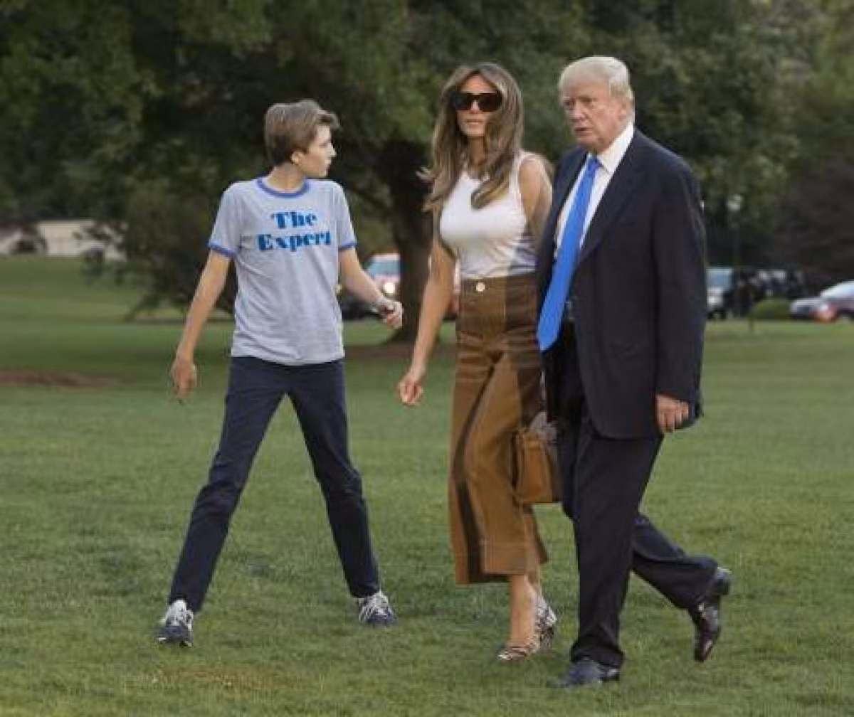 Không nhất thiết phải sống trong Nhà Trắng: Đệ nhất phu nhân Melania Trump không dọn tới Nhà Trắng ngay sau lễ nhậm chức của ông Trump năm 2017. Gia đình của Tổng thống Trump cho biết bà đã ở cùng con trai của họ là Barron Trump cho tới khi cậu bé hoàn thành phần còn lại của năm học ở New York.