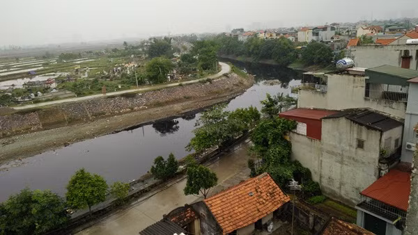  Dự án gia cố bờ tả đê sông Nhuệ (thuộc thôn Thượng Phúc - Siêu Quần, xã Tả Thanh Oai, huyện Thanh Trì, TP Hà Nội) được UBND TP Hà Nội phê duyệt tại Quyết định số 6373/QĐ - UBND ngày 7/12/2009, với tổng mức đầu tư dự án là 55,948 tỷ đồng từ nguồn ngân sách thành phố, do UBND huyện Thanh Trì làm chủ đầu tư.
