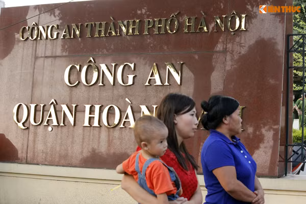 Vo nguoi lai xe xich lo cho ton bat khoc don chong tai ngoai