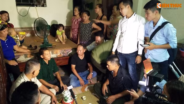 Trong căn phòng rộng chừng 15m2, người thân, bạn bè ông Thạch ra vào nườm nượp, tất cả đều hồ hởi để đón người tài xế xích lô trở về.