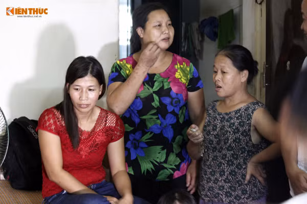 Trước niềm vui, người thân ông Thạch đều tập trung và chú ý nhìn ông rất kỹ.