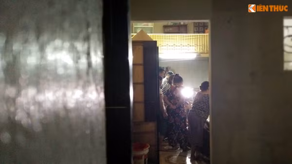 Trong căn phòng chật hẹp dưới ánh đèn điện sáng lập lòe, những lời động viên, hỏi han, trò chuyện mừng người lái xe xích lô được trở về vô cùng rôm rả.