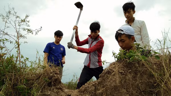 Sau khi lúa trên các cánh đồng ở xã Dân Hòa (huyện Thanh Oai, TP Hà Nội) thu hoạch xong thì nhiều thanh niên lại chia thành từng tốp khoảng 5 đến 6 người rủ nhau ra đồng săn bắt chuột.