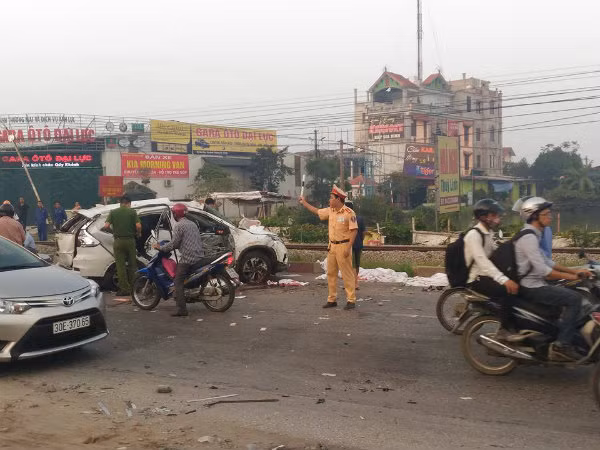 Vụ tàu hỏa đâm ô tô kinh hoàng xảy ra vào khoảng hơn 5h sáng nay (24/10), tại khu vực đường ngang dân sinh giao đường sắt đoạn qua thôn Văn Giáp (xã Văn Bình, huyện Thường Tín, Hà Nội).