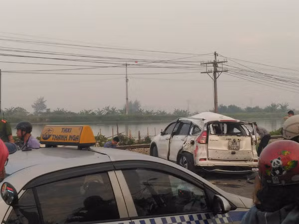 Thông tin ban đầu, khoảng thời gian trên tàu hỏa đang di chuyển hướng Hà Nam – Hà Nội đã lao vào chiếc ô tô mang biển kiểm soát 30A - 602. 25. Hậu quả, tai nạn đã khiến 4 người tử vong tại chỗ và 3 người khác đi cấp cứu.