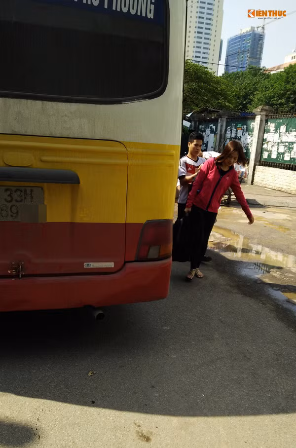 Hình ảnh PV Kiến Thức chụp lại chiếc xe bus mang BKS: 33H – 69xx di chuyển từ hướng Nhổn về trung tâm TP Hà Nội. Tuy nhiên, khi đi đến phố Dương Khuê (Cầu Giấy, Hà Nội), chiếc xe bus này bất ngờ rẽ vào và lần lượt thả hành khách xuống đường.